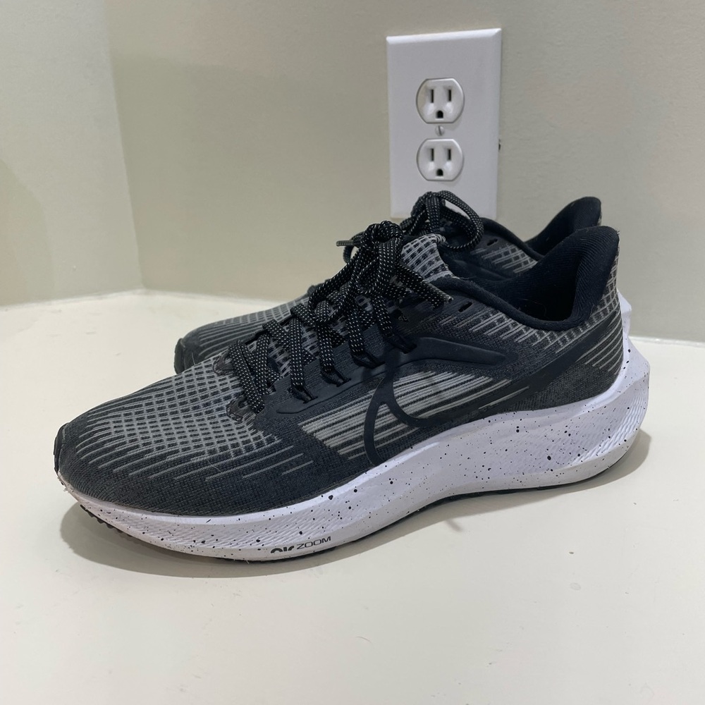 Nike Air Zoom Athletic Shoes - Black and Gray Size 7.5
